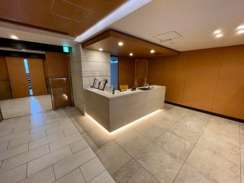 【ご利用日は1階ロビーのコンシェルジュデスクでお声がけください】 - ザ・パークハビオ新宿 屋上スペースの入口の写真