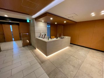 【ご利用日は1階ロビーのコンシェルジュデスクでお声がけください】 - ザ・パークハビオ新宿 屋上スペース（撮影・会議プラン【7:00~24:00】）の入口の写真