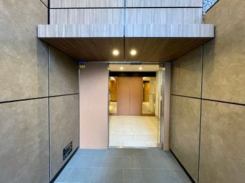 【建物正面入口_自動ドア】 - ザ・パークハビオ新宿 屋上スペースの外観の写真