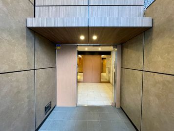 【建物正面入口_自動ドア】 - ザ・パークハビオ新宿 屋上スペース（撮影・会議プラン【7:00~24:00】）の外観の写真