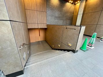 【建物正面入口_「ザ・パークハビオ新宿」の文字が目印です】 - ザ・パークハビオ新宿 屋上スペースの外観の写真