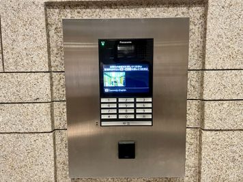 【自動ドアの先に集合インターフォンがあります。予約完了メールに記載されている手順でご入館ください】 - ザ・パークハビオ新宿 屋上スペース（撮影・会議プラン【7:00~24:00】）の外観の写真