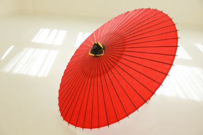 和傘も無料貸し出しできますので、振袖などに使用できます。 - photo studio N +(フォトスタジオエヌプラス） 写真撮影スタジオの設備の写真