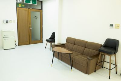 待合スペースとしてや、自由に椅子やソファーを使用できます。 - photo studio N +(フォトスタジオエヌプラス） 写真撮影スタジオの室内の写真