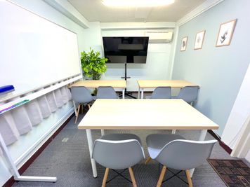 TEAM MEETING SUIDOUBASHI 水道橋 貸し会議室、レンタルスペース、8名利用可の室内の写真