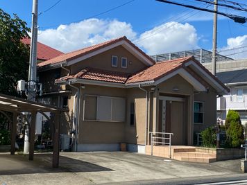 外観写真（駐車場２台使用可能）※ご使用の際はご予約時にご記載ください - 【浦安市】　貸し切り／平屋戸建・駐車場２台使用可能 浦安東野　戸建一棟貸切　ひとときの家の室内の写真