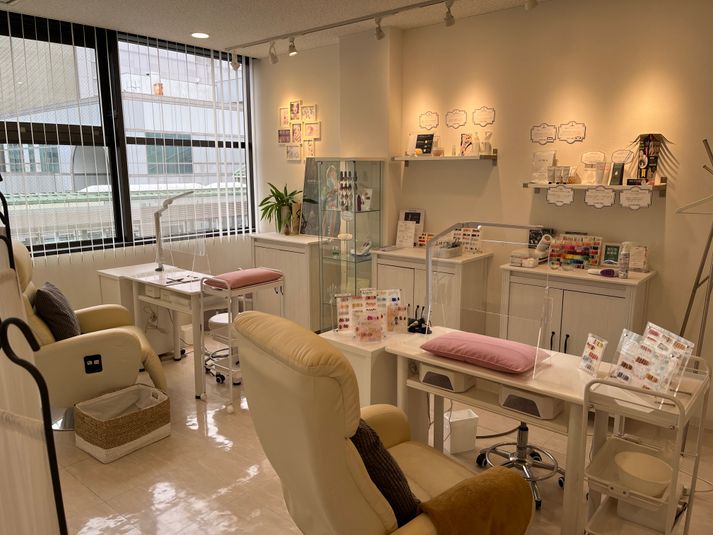 nailstudio ...and M ネイルサロン　ブースの室内の写真