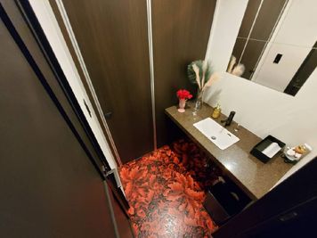 施錠可能な洗面スペース - イノベーションスナックみらぼ 昭和レトロな内装の多目的スペースの設備の写真