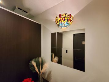 鏡 - イノベーションスナックみらぼ 昭和レトロな内装の多目的スペースの設備の写真
