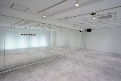 横に長く奥行もあるスタジオ内は、ダンスの練習などに使いやすい大きさとなっております。 - レンタルスタジオ「STUDIO CDA SHIBUYA」 STUDIO CDA SHIBUYAの室内の写真