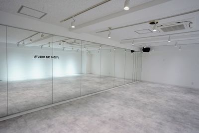 横に長く奥行もあるスタジオ内は、ダンスの練習などに使いやすい大きさとなっております。 - レンタルスタジオ「STUDIO CDA SHIBUYA」 STUDIO CDA SHIBUYAの室内の写真