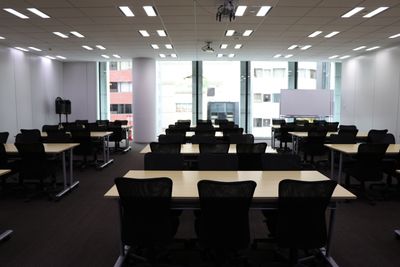 BasisPoint Lab. 新橋日比谷口店 セミナールーム/大会議室の室内の写真