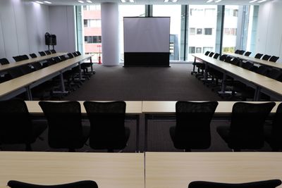 BasisPoint Lab. 新橋日比谷口店 セミナールーム/大会議室の室内の写真