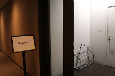 BasisPoint Lab. 新橋日比谷口店 セミナールーム/大会議室の入口の写真