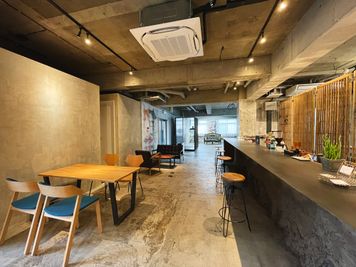 カフェスペース① - STUDIO ZEFF photo + coffee 貸しスタジオ、レンタルスペース、ギャラリー、多目的スペースの室内の写真