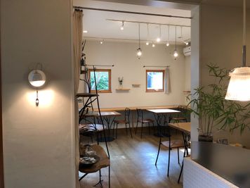 カフェから見たギャラリースペース -  Roomer ギャラリー、撮影などのレンタルスペース　　の室内の写真