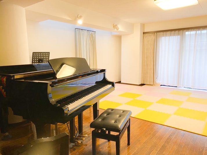 グランドピアノつき20畳の広々練習室 - レンタルスタジオりとぴこの室内の写真