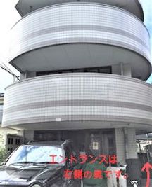 建物外観です。エントランスは右奥になります。 - UraraStudio横浜 うらら 黄金町店の入口の写真