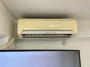 【室内に専用エアコンがあるので温度設定を自由に変更可能です。リモコンはモニター台にあります】 - TIME SHARING 秋葉原 和泉ビル 201の設備の写真