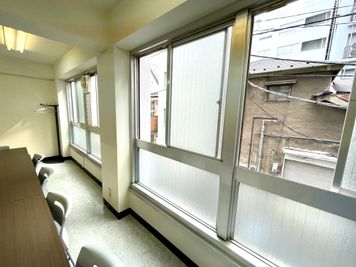 【窓を開けて換気可能です】 - TIME SHARING 秋葉原 和泉ビル 201の室内の写真