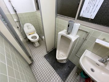 【2階男性トイレ（小便器×1、個室×1）】 - TIME SHARING 秋葉原 和泉ビル 201の設備の写真