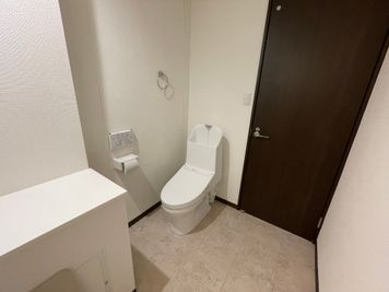 【1階女性トイレ（洋式×2）】 - TIME SHARING 秋葉原 和泉ビル 201の設備の写真