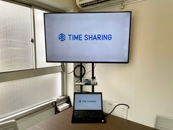 【モニターから出ているHDMIケーブルとお手持ちの機器を繋げるだけで簡単に映ります！】 - TIME SHARING 秋葉原 和泉ビル 202の設備の写真