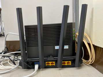 【202号室は室内にルーターがあるため、有線LANでインターネット接続が可能です。※LANケーブルはお客様自身でお持ち込みください】 - TIME SHARING 秋葉原 和泉ビル 202の設備の写真