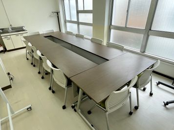 【各テーブルの奥行は60cmあるので、ゆったりお使いいただけます】 - TIME SHARING 秋葉原 和泉ビル 202の設備の写真