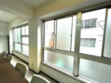 【窓を開けて換気可能です】 - TIME SHARING 秋葉原 和泉ビル 202の室内の写真