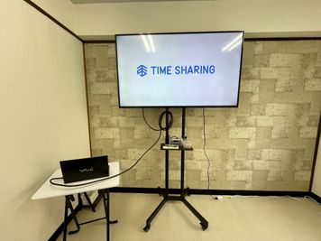 【モニターから出ているHDMIケーブルとお手持ちの機器を繋げるだけで簡単に映ります！】 - TIME SHARING 秋葉原 和泉ビル 203の設備の写真