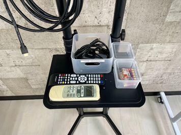 【変換機、モニターのリモコン、エアコンのリモコン、リモコン用予備電池はモニター台にございます】 - TIME SHARING 秋葉原 和泉ビル 203の設備の写真