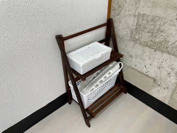 【ホワイトボードマーカーの予備・延長コードは、モニター近くのラックに置いています】 - TIME SHARING 秋葉原 和泉ビル 203の設備の写真