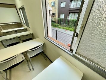 【窓を開けて換気可能です】 - TIME SHARING 秋葉原 和泉ビル 203の室内の写真