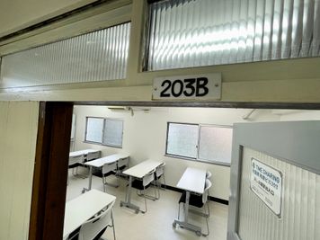 【レトロな分、リーズナブルで使い勝手の良い会議室を目指しました！様々な用途にお使いください♪】 - TIME SHARING 秋葉原 和泉ビル 203の室内の写真