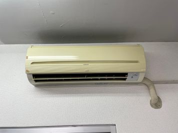 【室内に専用エアコンがあるので温度設定を自由に変更可能です。リモコンはモニター台にあります】 - TIME SHARING 秋葉原 和泉ビル 203の設備の写真
