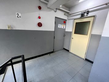 【階段を上がってすぐ左手に共用扉があります。共用扉に鍵はかかっていないのでそのままお入りください】 - TIME SHARING 秋葉原 和泉ビル 203の入口の写真