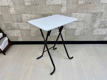 【モニターの横にPC台があるので、前に出て映像を映しながらPC操作も可能です】 - TIME SHARING 秋葉原 和泉ビル 203の設備の写真