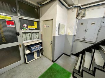 【ビル入口から入ってすぐ右の階段で２階へお上がりください】 - TIME SHARING 秋葉原 和泉ビル 203の入口の写真