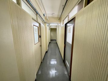 【2階共用部の様子】 - TIME SHARING 秋葉原 和泉ビル 203の入口の写真