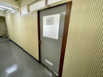 【廊下を進んですぐ右側に203号室があります】 - TIME SHARING 秋葉原 和泉ビル 203の入口の写真