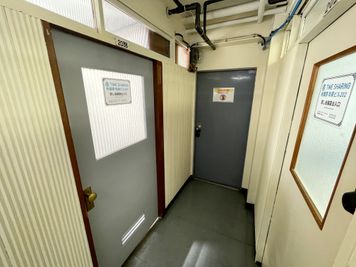 【共用扉の内側のドアノブに付いている黒いキーボックスを、予約完了時にお伝えしている番号で開けて、中から203号室の鍵をお取りください】 - TIME SHARING 秋葉原 和泉ビル 203の入口の写真