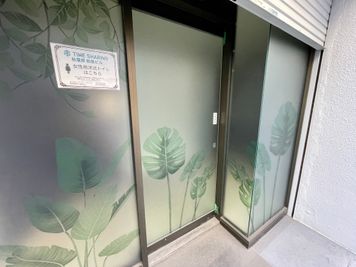 【1度建物の外に出ていただき、自動ドアの入口から入っていただくと女性用洋式トイレもございます】 - TIME SHARING 秋葉原 和泉ビル 203の設備の写真