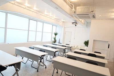 セミナーなどに便利な8つの机と15脚の椅子。 - Studio NF 会議室 NFの設備の写真