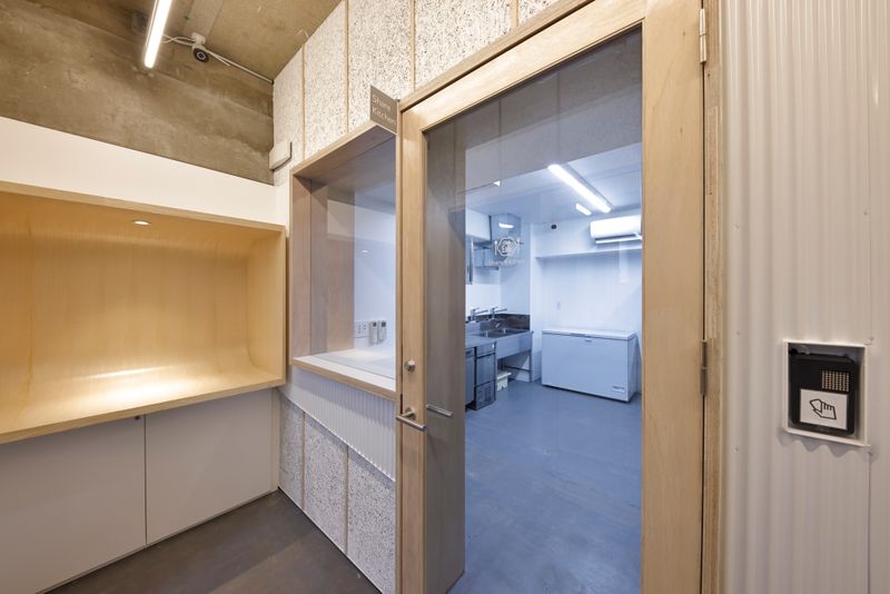 電子キーであける入口。手前には撮影用スペースがあります。 - CloudEats Kitchens marunouchi CloudEatsKitchenSHAREクラウドイーツキッチンの入口の写真