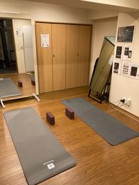 ヨガのセミプライベートレッスン風景 - Fitness Space Yushima レンタルジム・スタジオの室内の写真
