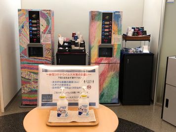 ご利用者様が自由に使える無料のお飲み物。感染予防ルールを守ってご利用ください - コンファレンススクエア エムプラス ミドル1+2　10階の設備の写真