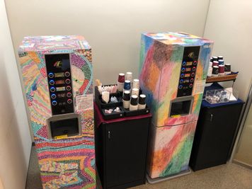 利用者様へのおもてなし　
無料でお飲み物を提供。アートなラッピング給茶機が登場。疲れた頭をリフレッシュ - コンファレンススクエア エムプラス グランド　10階の設備の写真