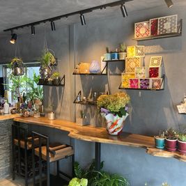 〜花と植物に囲まれた空間〜
仕入れの状況によりますが店内には花と植物に囲まれております。 - FLOWERS & RETREAT ENKI 隠れ家的レンタルスペースの室内の写真