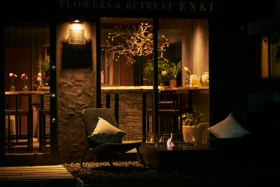 夜は21時までテラスをご利用いただけます。 - FLOWERS & RETREAT ENKI 隠れ家的レンタルスペースの室内の写真